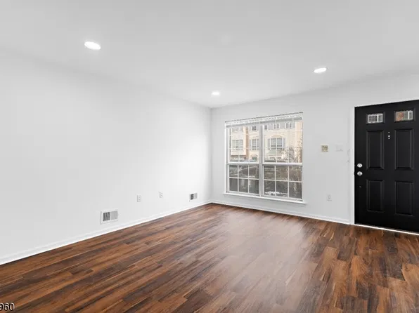 4 Boston Ct, Newark, NJ 07103