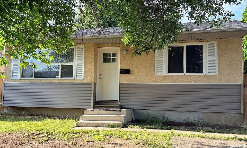 1st image of 649 Douglas CRESCENT