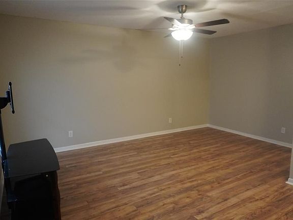 5th image of 107 E Willowick Ave APT 11