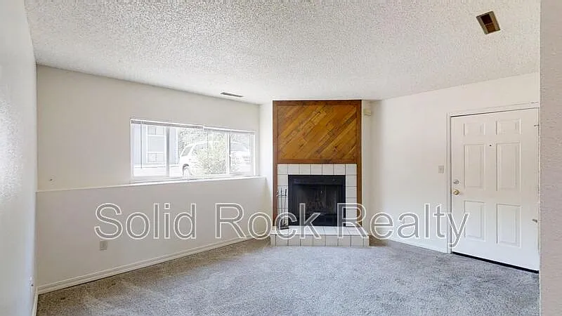 2 bed, 1.0 bath, 785 sqft, $1,050 — Photo 4