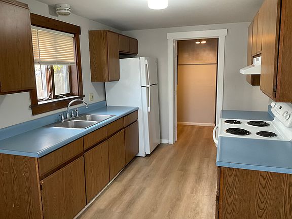 From dining space into the kitchen, in the background entry to the laundry/ pantry room.
