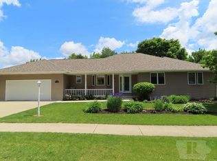 435 Prairie View Ln, Mason City, IA 50401