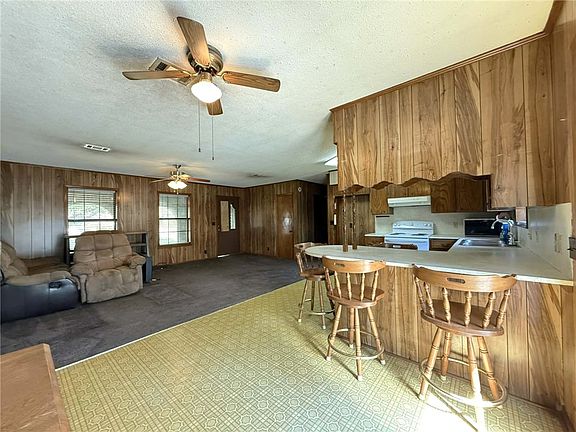 3rd image of 204 Avenue 10 NW