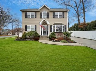 75 Forbes St, Oakdale, NY 11769
