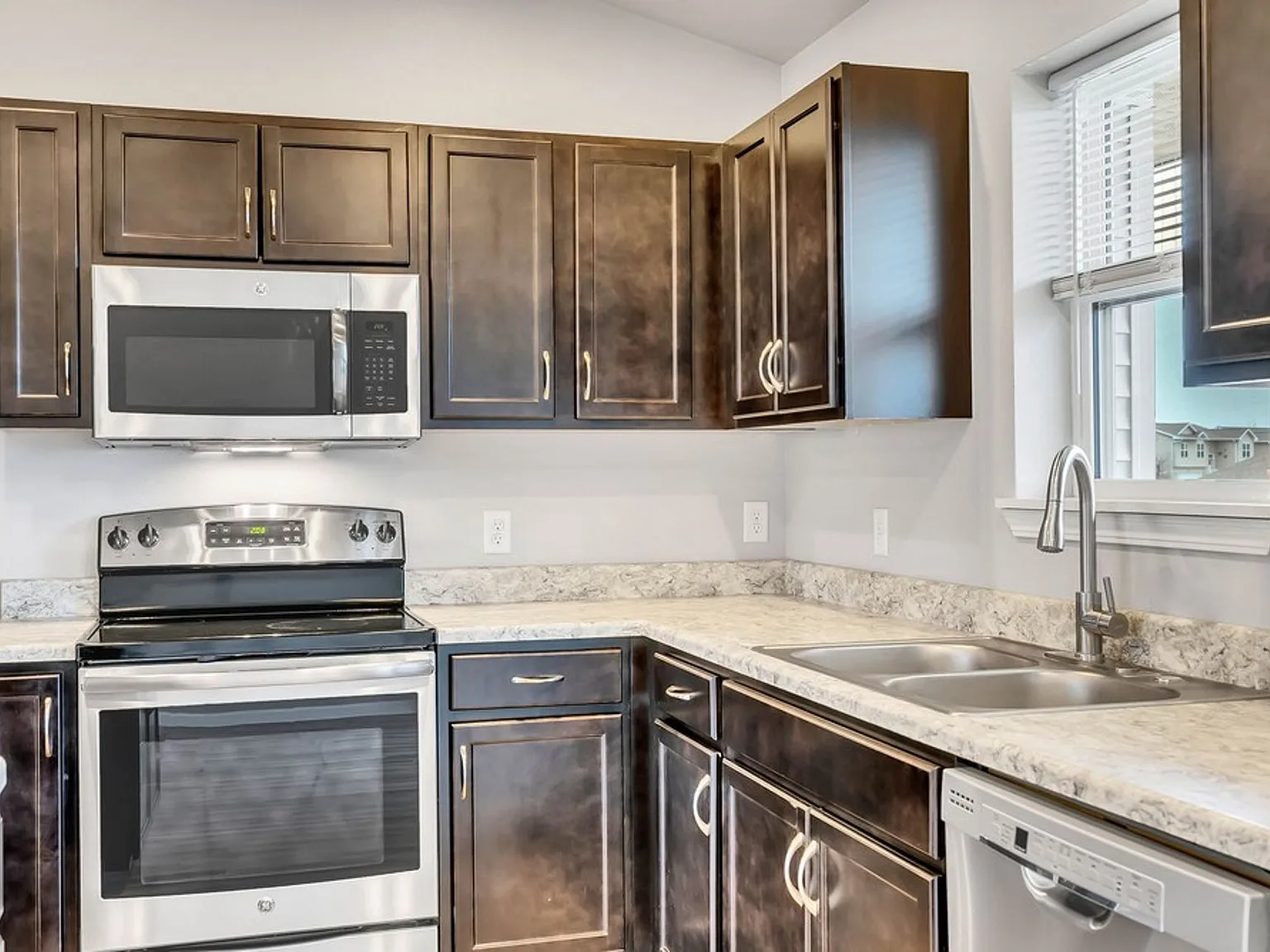 Beautiful 2 Bed 2 Bath | Waterloo | Near Lost Island Waterpark — Photo 3