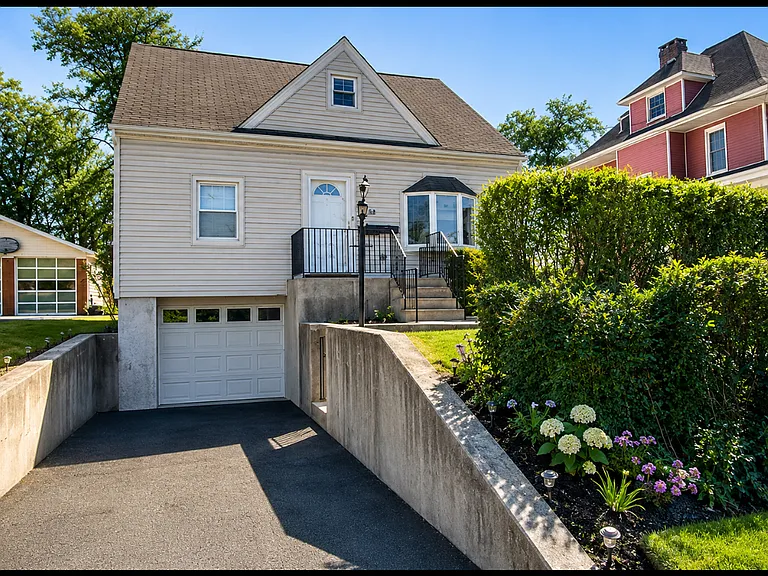 24 Washburn Pl #2 — Photo 2