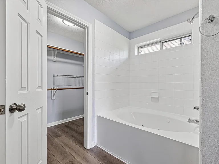 8810 Barron Wood Cir — Photo 16