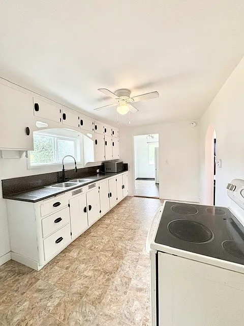 3012 Hollywood Avenue Northeast - 1 — Photo 2