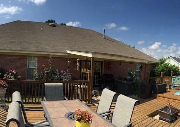 Deck great for entertaining 