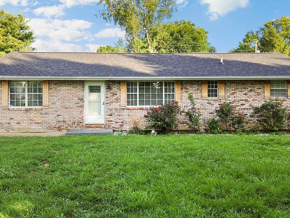 1st image of 300 Oak Grove Ln