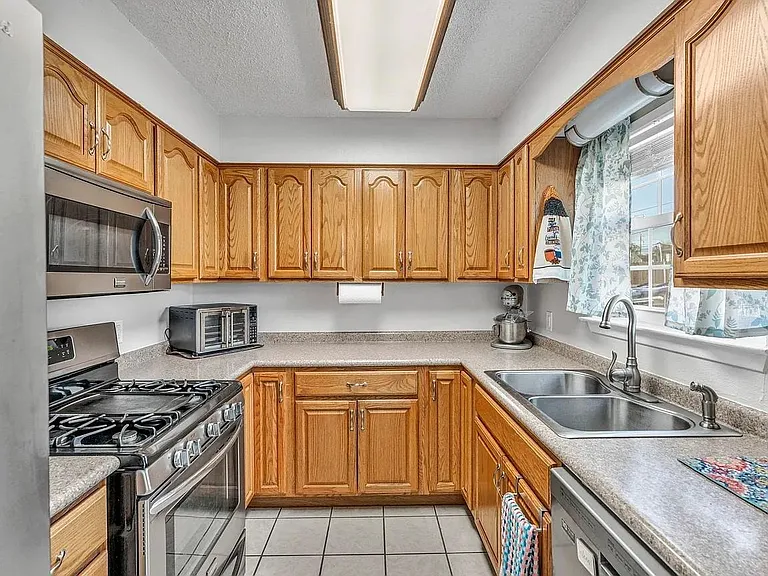 608 Oak Ln — Photo 7
