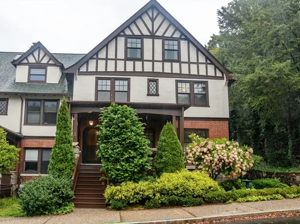 18 Eaton Ct, Wellesley, MA 02481