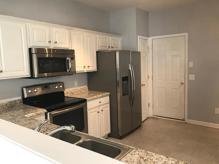 10212 Garmoyle St — Photo 2