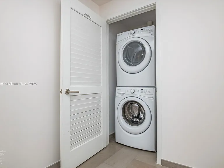 88 SW 7th St #1004 — Photo 30