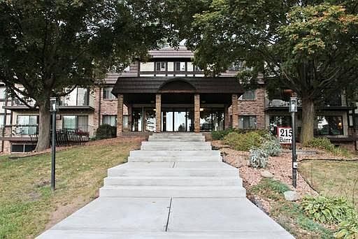 1st image of 215 Barry Ave S Floor 2
