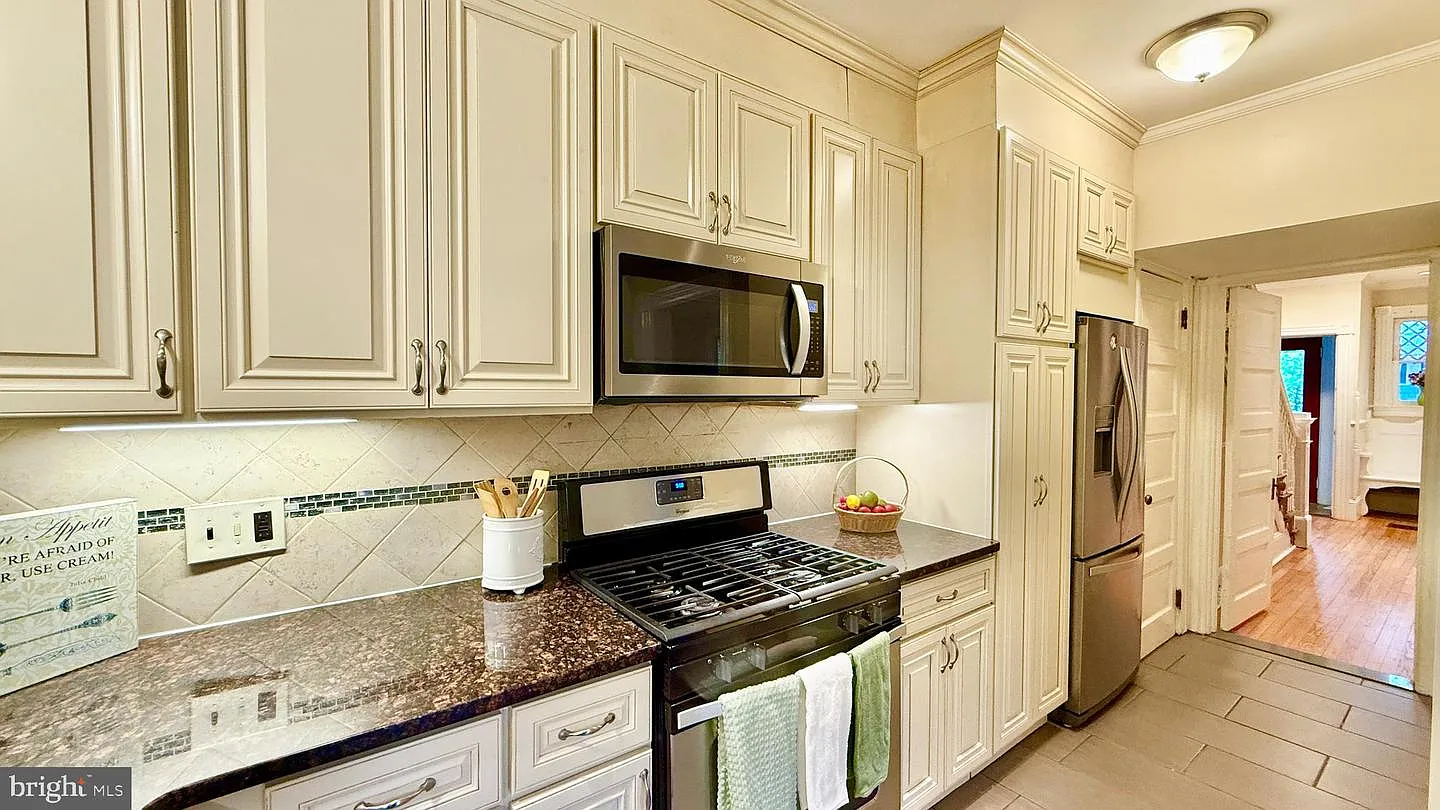 17 Aiken Ave photo 1