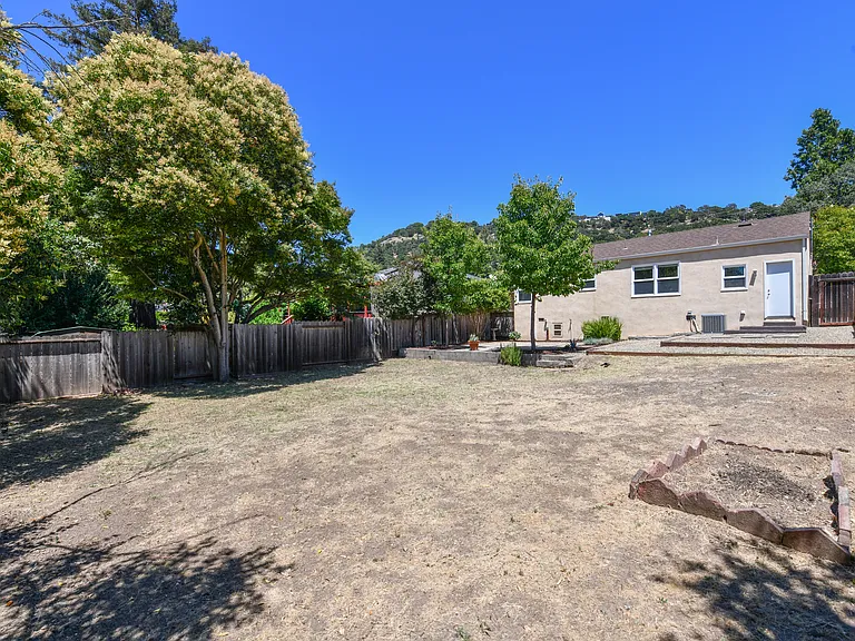 1415 Meek Ave — Photo 32