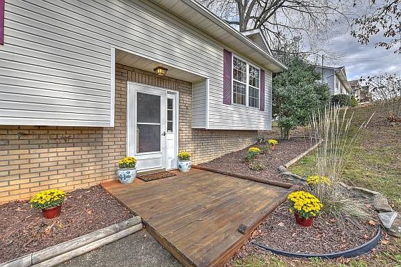3rd image of 128 Deakins Estates Dr