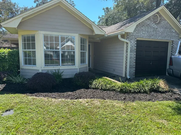 220 Parkwood Cir, Niceville, FL 32578