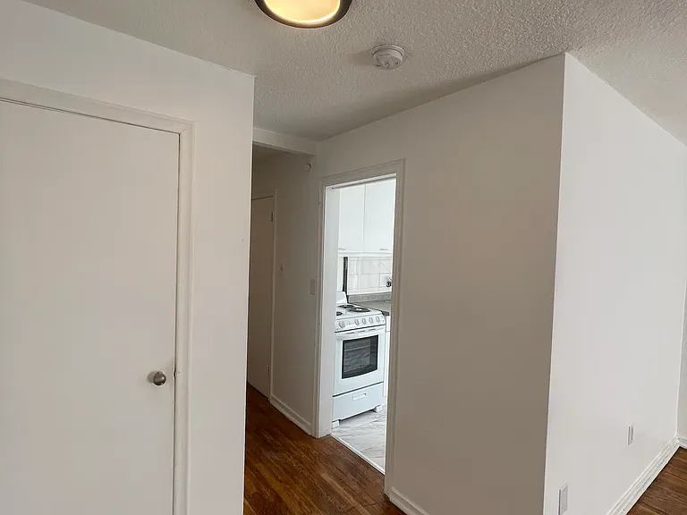 2407 Lake Shore Blvd W #4 — Photo 5