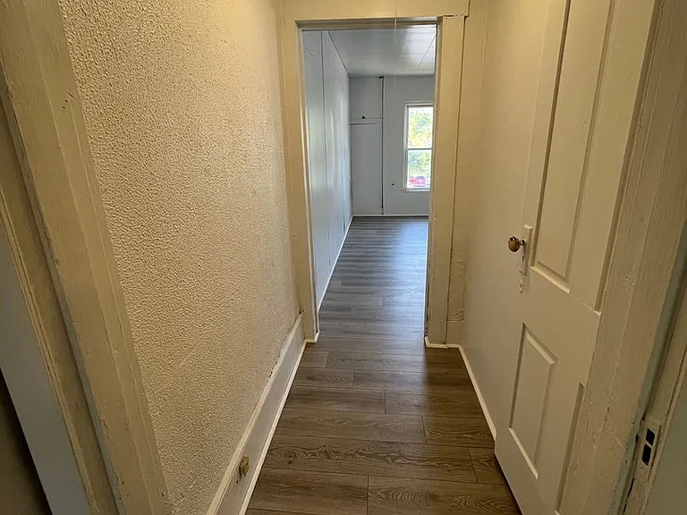 305 W Linn St — Photo 3