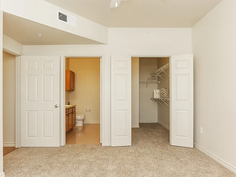 Woodlawn Ranch Apartments — Photo 10