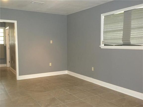 5th image of 2418 Somerset Dr