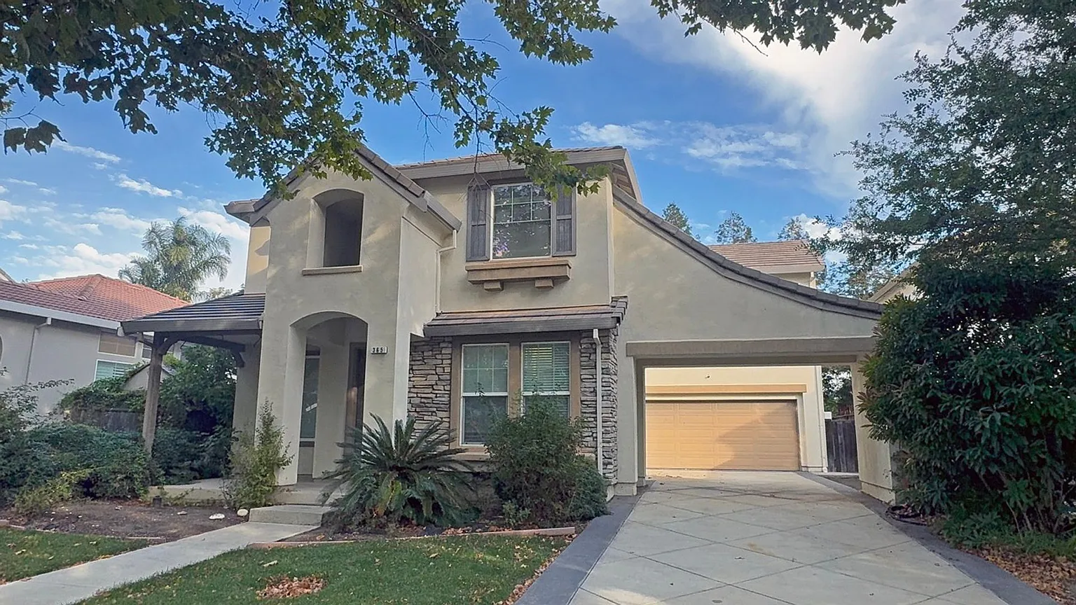 365 E Legacy Dr photo 1