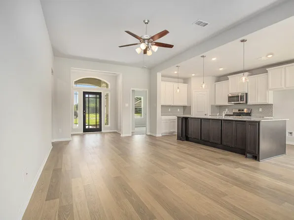 237 Edgewater Dr, West Columbia, TX 77486