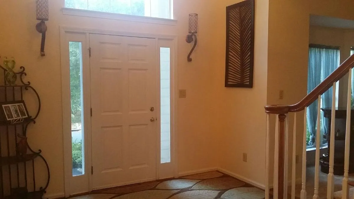 Large entry with vaulted ceiling - 3309 Old Chapel Ln