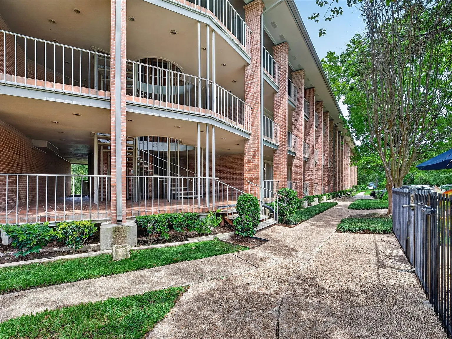2 bed, 1.5 bath, 1116 sqft, $2,400 — Photo 2