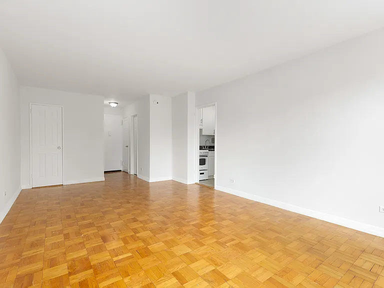 200 E 15th St #7J — Photo 5