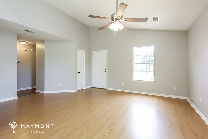 3 bed, 2.0 bath, 1355 sqft, $1,645 — Photo 3