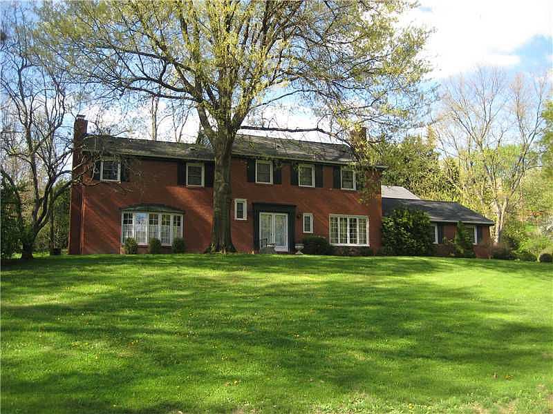 2nd image of 203 Glenhaven Ln