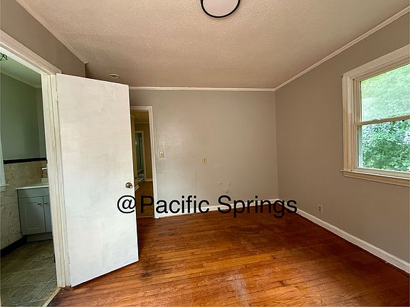 5th image of 927 S Church St