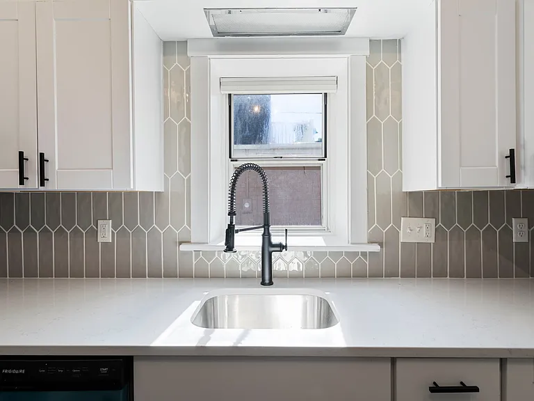 15 E Columbia St — Photo 11