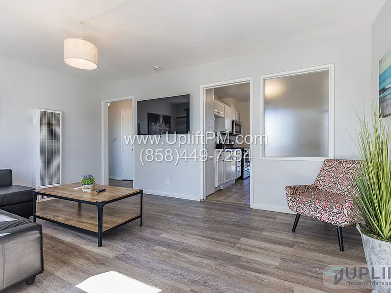 4833 Castle Ave — Photo 5