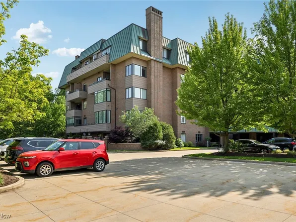 5150 Three Village Dr, Lyndhurst, OH 44124