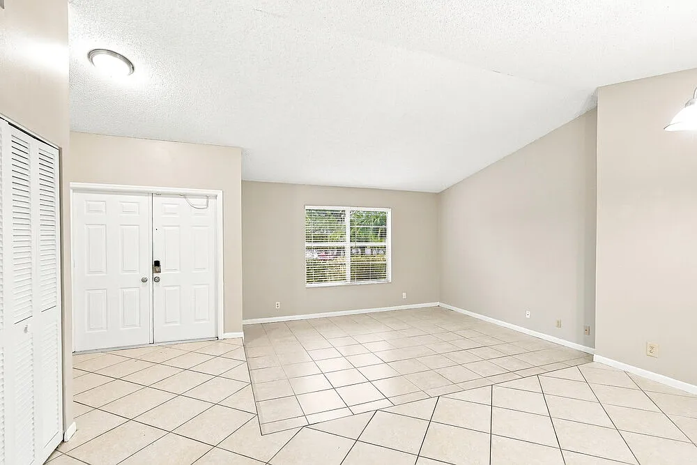 3 bed, 2.0 bath, 1654 sqft, $3,115 — Photo 4