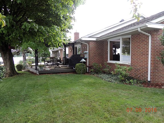 Lake side deck w/gazebo