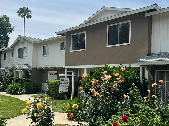 684 E Lee Pl — Photo 1