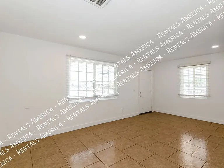 525 E Linden St — Photo 3