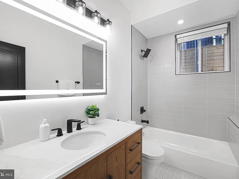 616 NW Kenyon St NW #3 — Photo 14