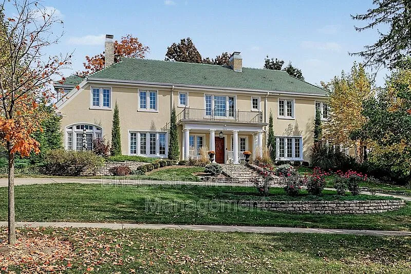 5 bed, 5.0 bath, 5591 sqft, $5,995 — Photo 3