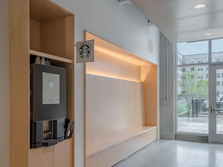 219 E Grand Ave — Photo 14