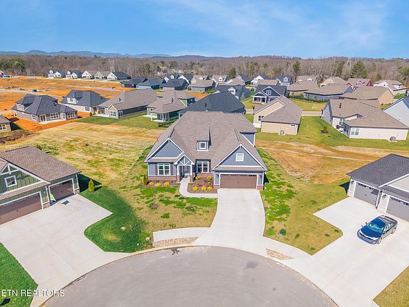 3rd image of 424 Bittersweet Ln