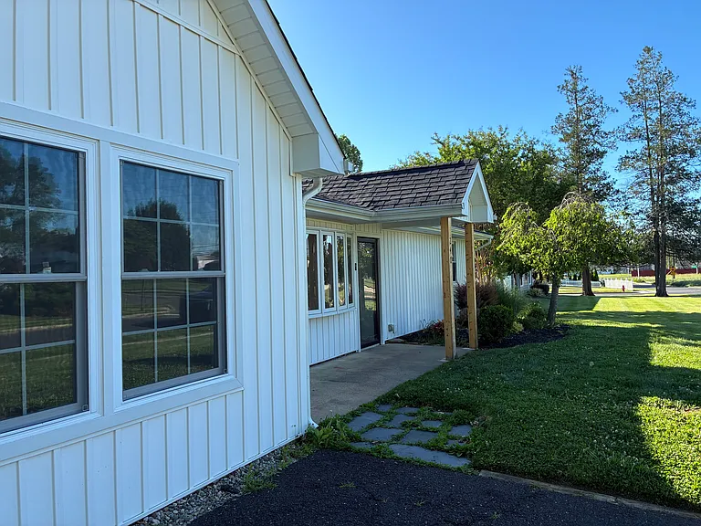240 Goldenridge Dr — Photo 2