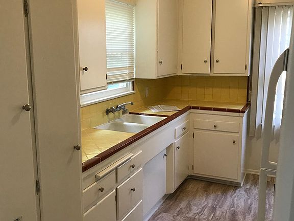 5th image of 848 14th St APT 4
