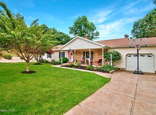 220 Oakmont Ln, Mountain Top, PA 18707