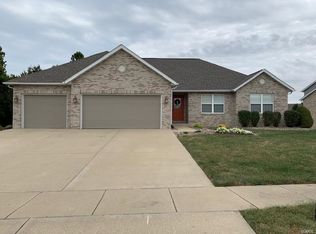 15 Fieldcrest Dr, Maryville, IL 62062